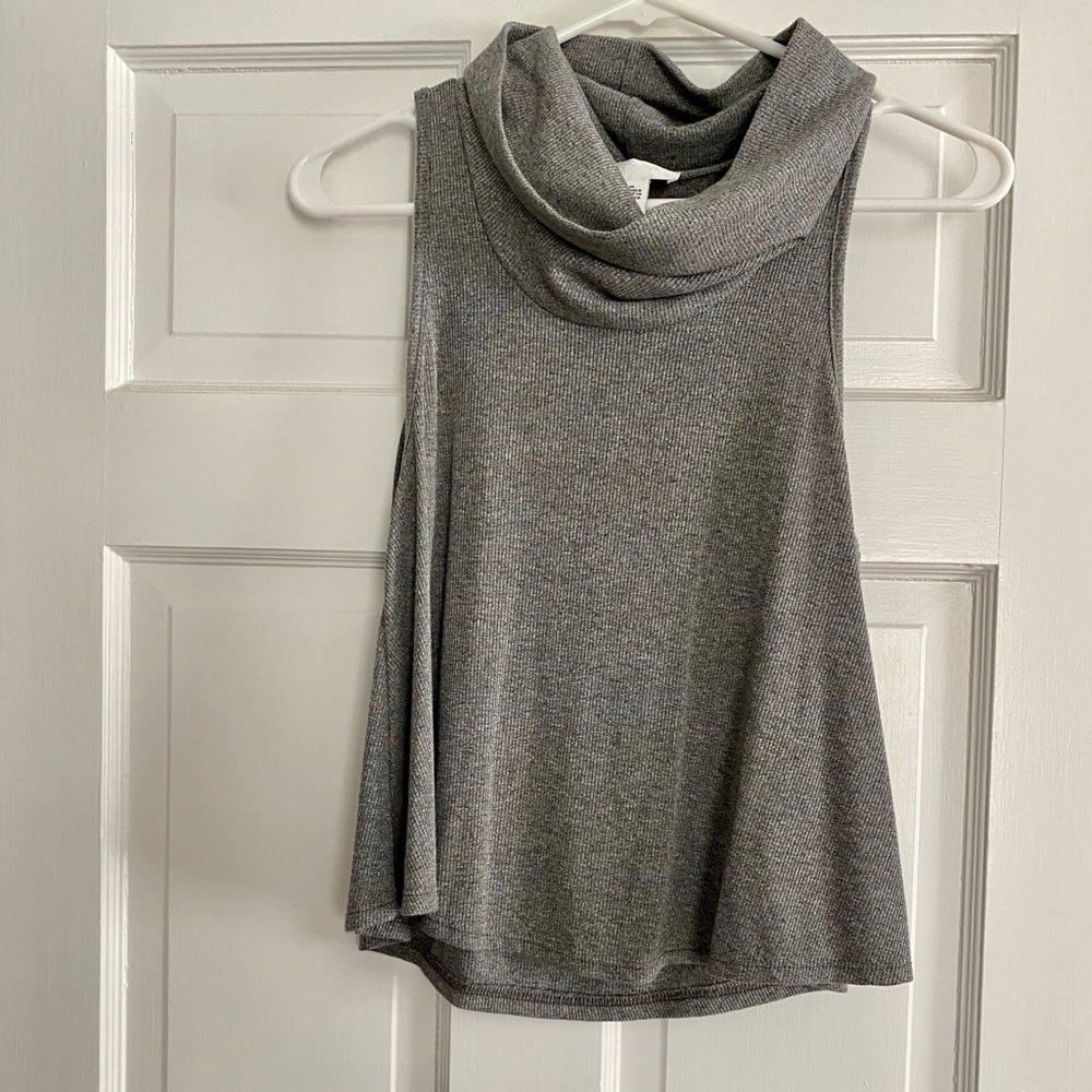 Sleeveless Flowy turtleneck shirt